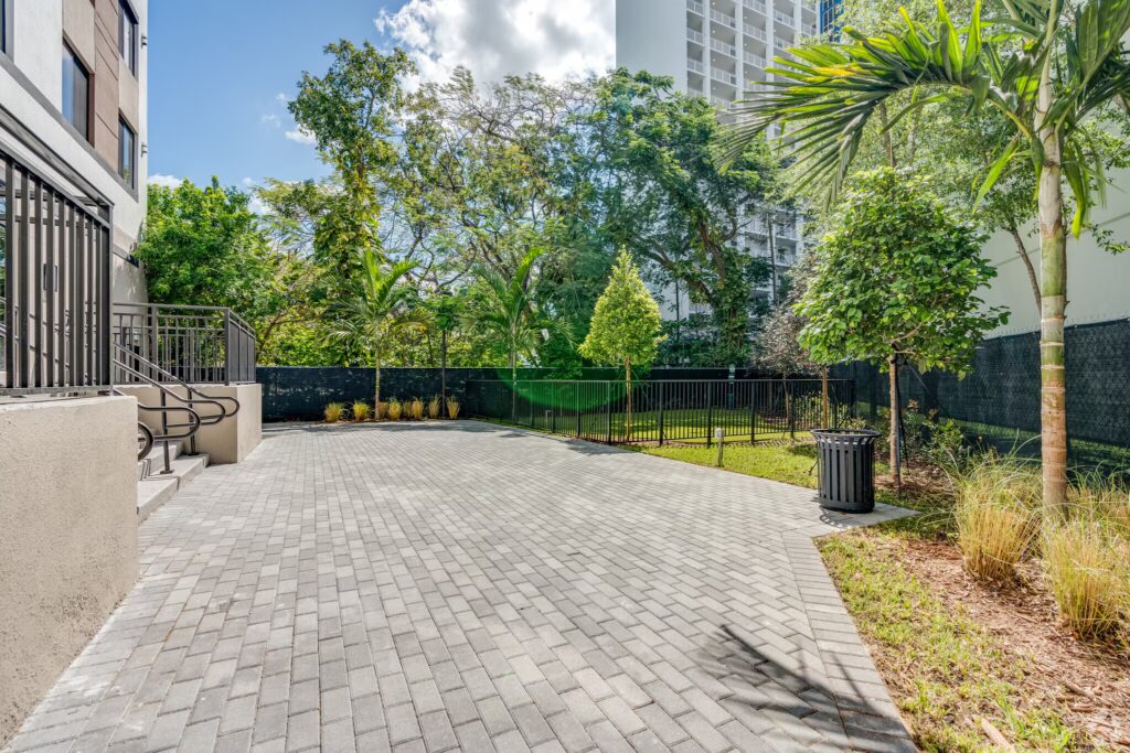grand-view-park-miami-fl-courtyard